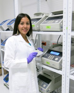 En el Laboratorio de Biociencias del CIMMYT, Cynthia Ortiz coloca muestras de ADN en un termociclador. 